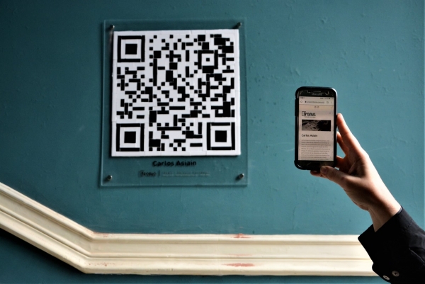 Homenaje a Carlos Asiain y colocación de código QR en el Museo y Mercado Provincial de Artesanías