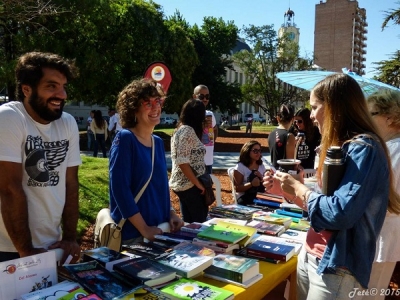 Con una feria de libros y rosas, Paraná celebra Sant Jordi en la Plaza San Miguel